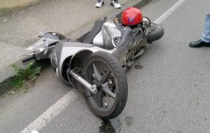Guida senza patente, non si ferma all’alt e cade dal motorino: il “triplete” di un giovanissimo calciatore brindisino