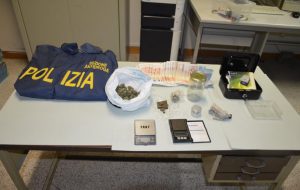 100 grammi di droga nascosti sotto il tavolo: ancora un arresto a Brindisi
