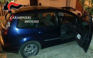 Fermati con un kg di hashish in auto