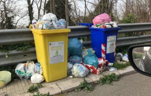 Cartoline da una città sporca come non mai… qualcuno mette le pezze, ma quando si penserà ad una soluzione definitiva e duratura?