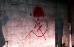 L’oltraggio ai caduti delle foibe: offesa, falce e martello sulla targa celebrativa