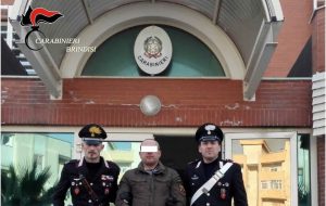 Latiano: rapina una banca e spende metà del bottino in vestiti per sfuggire alla cattura