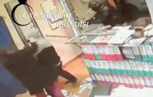 Preso il rapinatore del “Compro Oro”: è uno dei banditi che assaltarono la gioielleria di corso Garibaldi ed il tabacchino di via Tevere