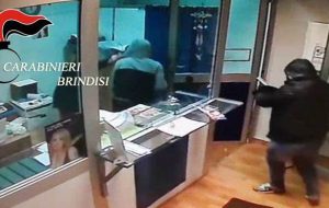 Rapine a mano armata ai danni di commercianti brindisini: catturati quattro giovani