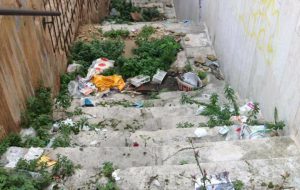 Pulite le scalinate che portano in Via Porta Lecce ma tutta la città è sporca come non mai