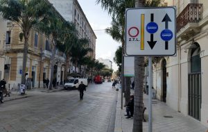 Altra perla dell’ufficio traffico: dopo la (smentita) riapertura del Lungomare, ecco i segnali inventati e fuori legge