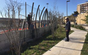 Polizia municipale in via del Mare: quattro operai al lavoro per la recinzione. Inviati gli atti in procura