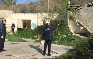 Pericolo di crollo, i vigili sequestrano uno stabile utilizzato dagli immigrati