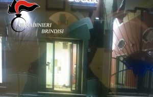 Sradicano bancomat e sparano ai Carabinieri