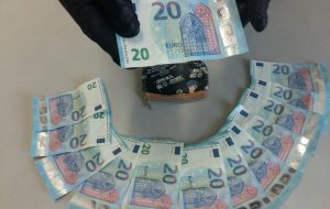Paga al bar con 20 euro false. A casa ne aveva altre 12