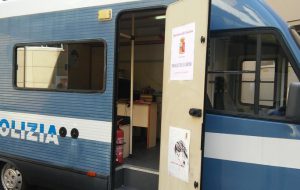 Questo non è amore: il camper della Polizia di Stato contro la violenza di genere a Brindisi e Mesagne