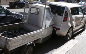 Follia in Via Tirolo: scende dall’ape e prende a picconate un’auto