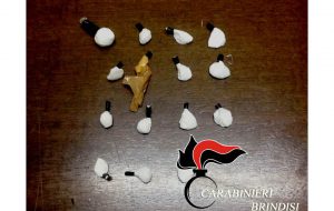 Trova per strada un pacchetto di sigarette con marijuana e cocaina e lo consegna ai Carabinieri