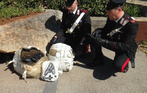 Nuovo maxisequestro di erba: i Carabinieri trovano 61 Kg sulla spiaggia di Villanova