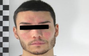 Spaccia cocaina pur essendo ai domiciliari: torna in carcere il 23enne che picchiò padre e poliziotti