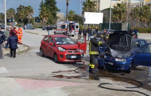Auto prende fuoco dopo uno spaventoso frontale su Via della Torretta