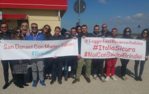Salvini a Napoli tra le proteste: delegazione anche da Brindisi
