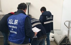 Pesce in cattivo stato di conservazione: denunciato titolare di azienda ittica brindisina