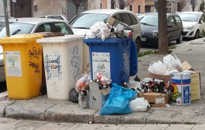 I furbetti del cassonetto continuano ad insudiciare la città: accertamenti della Polizia Municipale