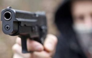 Agguato in piazza a Ceglie Messapica: pregiudicato colpito alle gambe da quattro colpi di pistola