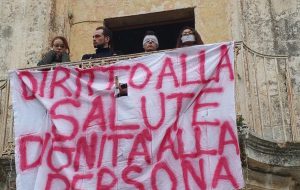 Quattro dipendenti della RSSA Pinto-Cerasino minacciano di buttarsi da un balcone: domani incontro in Prefettura