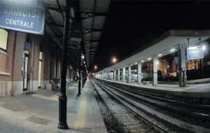 Ruba martelletto frangivetro e rompe vetrate e macchine obliteratrici della Stazione