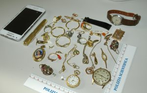 Ragazza permette rapina nell’abitazione dei genitori per pagare debiti di droga: arrestato il ladro-spacciatore