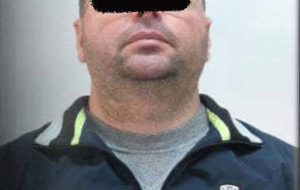Tenta di estorcere denaro ad un imprenditore agricolo e spara sull’auto: arrestato
