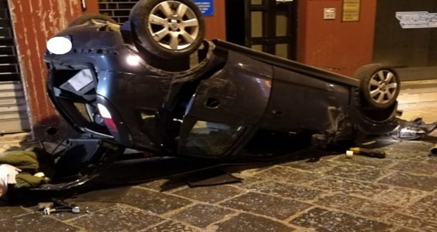 Auto cappotta in via Carmine: tanta paura ma solo feriti lievi