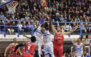 Una folle New Basket Brindisi sciupa tutto: perde in casa contro l’ultima in classifica e pregiudica i playoff