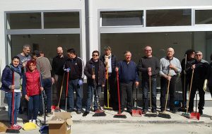 Strade pulite atto numero 1: missione compiuta. Decine di cittadini raccolgono rifiuti in Via Romolo. Le foto