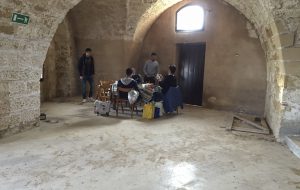 Picnic di pasquetta all’interno del Castello Alfonsino. Le foto e lo sdegno di un lettore