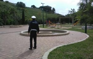 Segnalati due cretini che fanno motocross ad alta velocità nel Parco Cillarese: interviene la Polizia Municipale