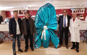 Un grande uovo di Pasqua donato ai bambini del reparto di Pediatria