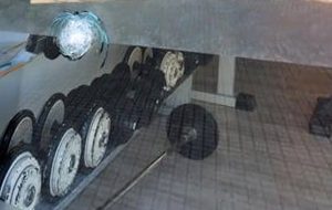 Tre colpi di pistola contro la vetrata di una palestra: fermato il presunto autore