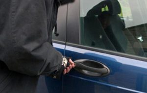 Forzano auto e rubano chiavi, assegni ed uno zaino contenente un mac