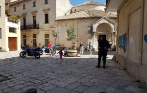 Crocieristi a Brindisi: ed i vigili multano auto in sosta e conferimenti selvaggi