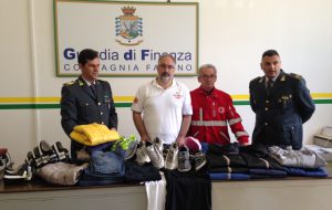 La Guardia di Finanza dona indumenti alla Croce Rossa Italiana