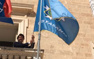 La bandiera con lo stemma di Fasano issata in occasione di ogni seduta del Consiglio comunale, come “invito” alla cittadinanza a partecipare