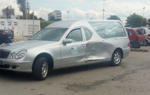 Assurdo incidente a Brindisi: Auto contro Carro Funebre nei pressi della Camera mortuaria dell’Ospedale Perrino
