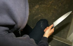 Due uomini a volto scoperto rapinano la gioielleria Nataly