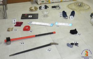I cittadini segnalano auto sospetta: la Polizia insegue e ferma Audi A6 con numerose targhe false