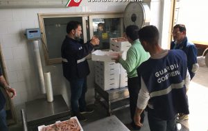 Erano congelati ma li vendevano come freschi: sequestrati 400 Kg di scampi e gamberi