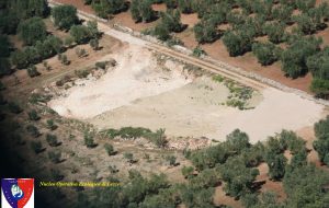 Rifiuti pericolosi tombati tra gli ulivi: sequestrato terreno agricolo di 3.300 mq