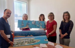 Andos di Brindisi dona quadri e materiale informativo al reparto di senologia dell’ospedale Perrino. Burlizzi: “Grazie alle volontarie”