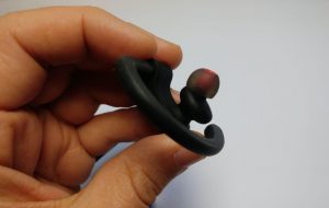 Un auricolare bluetooth per superare il test per la patente: denunciato 24enne