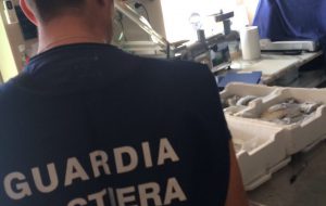 Pesce senza tracciabilità in un ristorante di Torre Santa Sabina: sequestro e multa di €. 4.500,00