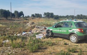 Depositano e bruciano rifiuti: sequestrata area di 100mq