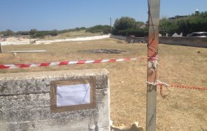 A fuoco rifiuti e detriti abbandonati in un fossato: sequestrata area comunale