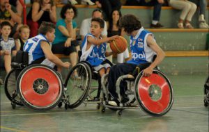 Solidarietà: raccolta di plastica per acquistare carrozzine da minibasket per disabili